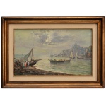 Golf de Gaeta. Paisagem Marinha, retratando um porto com barcos de pesca e cidade ao fundo. Óleo s/ tela. Ass. cid. 32 x 54 cm (MI). 50 x 71 cm (ME). Moldura dourada trabalhada