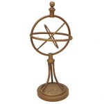 Peça decorativa estilo esfera armilar de mesa, feita de metal dourado. Representa um modelo de esferas celestes com um suporte de base trabalhado. 37 x 16 cm.