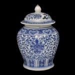Potiche em porcelana chinesa. Apresenta bojo circular e padrão clássico azul e branco com motivos florais ou de lótus. Pega da tampa na forma de pinha. 16 x 11 cm.