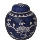 Pote bojudo em porcelana chinesa azul e branca. O design apresenta motivos florais brancos sobre um fundo azul, comumente referidos como "prunus" ou flores de ameixeira. Tampa acompanhando o estilo. 12 x 12 cm.