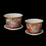 Par de cachepôs com seus pratos em porcelana oriental apresenta um design policromado com fundo dourado e detalhes florais. 8 x 11 cm / 10 cm (pires).