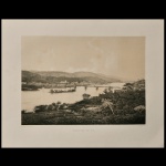 VICTOR FROND, Álbum "Brazil Pittoresco - Litografia em sépia intitulada "Parahyba-do-Sul", datada de circa de 1861. Atribuída ao fotógrafo Victor Frond e ao litógrafo Ernest Jaime, A cena retrata a ponte sobre o Rio Paraíba do Sul, com a cidade ao fundo, capturando a infraestrutura da época. 68 x 54 cm.