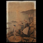 Cena Costeira ao Entardecer com Figuras observando o Horizonte.Óleo s/ tela colada em cartão.  A obra exibe forte influência do Realismo e do Naturalismo do final do século XIX, capturando trajes regionais típicos (como lenços e aventais) que lembram comunidades costeiras tradicionais ou de imigrantes europeus.Em primeiro plano, figuras humanas (incluindo crianças e uma mulher) estão posicionadas sobre rochas escarpadas, olhando em direção ao mar calmo. Duas figuras adicionais ao fundo também observam o horizonte. O sol poente no horizonte cria um reflexo suave e dourado sobre a água, estabelecendo uma atmosfera melancólica e contemplativa. Há uma assinatura e datação ilegíveis em tonalidade avermelhada na rocha em primeiro plano, características de estudos e pinturas de gênero marítimo comuns em coleções privadas e leilões de arte clássica. 33 x 24 cm.