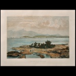 VICTOR FROND (França, 18211881) e CHARLES RIBEYROLLES. Álbum Brazil Pittoresco - Panorama de St. Christophe (Panorama de São Cristóvão), publicada originalmente em 1861: Victor Frond, responsável por capturar as imagens que serviram de base para as gravuras.  Gravador e Litógrafo: Léon-Jean-Baptiste Sabatier (com participação de Louis-Julien Jacottet). Impressão: Lemercier, em Paris. 47 x 60 cm. A cena retrata uma vista panorâmica a partir do antigo litoral do bairro imperial de São Cristóvão, na cidade do Rio de Janeiro. Ao fundo, erguem-se as icônicas montanhas cariocas, incluindo a silhueta do Corcovado. Em primeiro plano, figuras humanas aparecem em uma ponta rochosa da antiga Praia de São Cristóvão, que posteriormente desapareceu devido aos sucessivos aterros urbanos ocorridos na Baía de Guanabara ao longo do século XX.