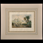 "Le Corcovado vu de la Maison du Consul d'Angleterre", baseada em um desenho do oficial naval e artista francês Édouard Brandon de la Touanne. A cena apresenta uma vista panorâmica do icônico morro do Corcovado, no Rio de Janeiro, a partir do terraço e dos jardins da residência do cônsul da Inglaterra daquela época. Destacam-se o relevo montanhoso característico da paisagem carioca ao fundo, a vegetação tropical exuberante com coqueiros e bananeiras em primeiro plano, e figuras vestidas com trajes típicos da era regencial reunidas ao longo da mureta do jardim.  A peça apresentada está finamente emoldurada com um paspartu decorado com filetes em ouro e detalhes ornamentais em estilo clássico, 32 x 46 cm (MI). 50 x 59 cm )ME).