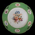 DUQUE DE CAXIAS - Prato de porcelana europeia, século XIX, sem marca, borda ondulada, delineada por friso dourado e detalhes vasados, seis pequenas reservas ovais cada qual com flores no centro, na caldeira ramo de flores. Faz parte do serviço ente do leilão de Luiz Alves De Lima, Duque de Caxias. Procedente de leilão Renato Magalhães Gouvêa. Página 253 - livro Louça Da Aristocracia no Brasil. 24cm.