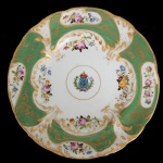 D. PEDRO II - Prato de porcelana francesa, no verso marca da casa comercial -Wallerstein. Borda ondulada com friso dourado, quatro reservas florais delineadas por verde e detalhes em dourado, na caldeira brasão do Império. Há quem considere este serviço usado pela família imperial desde o primeiro reinado. Página 209 - Livro Louça da Aristocracia no Brasil. 23 cm.