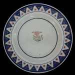 BISPO DE MARIANA - Prato fundo de porcelana Cia das Índias. Fez parte do serviço do Bispo De Mariana, Dom Frei Cipriano De São José - 1744/1817. Com decoração em azul, branco e dourado com detalhes florais. 25 cm. Reproduzido a página 364 do livro O Brasil e a Cerâmica Antiga - E. F. Brancante. Adquirido da coleção Dr. Armando de Arruda Camargo.