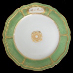 BARÃO DE ITAMBÉ - Prato em porcelana possivelmente francesa sem marca, Século XIX. Borda verde com dourado, na borda reserva com dizeres "B.de Itambé". Adquirido da coleção Dr. Julio Pinotti. Reproduzido a página 275 do livro Louça Da Aristocracia No Brasil. 24 cm.