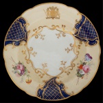 VISCONDE DE JEQUITINHONHA - Prato fundo de louça inglesa da manufatura "Copeland E Garrett ", século XIX. Apresenta três reservas em azul cobalto e ouro, dois ramos de flores e no alto brasão em dourado. Francisco Gê Acaiba De Montezuma - 1794/1870. Formado em medicina e direito pela universidade de Coimbra, deputado, senador, ministro, foi um dos fundadores da Ordem dos Advogados do Brasil e do Instituto Histórico e Geográfico. 25 cm. Reproduzido a página 279 do livro Louça Da Aristocracia no Brasil.