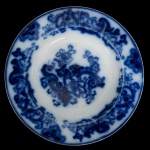 MARQUÊS DE TAMANDARÉ - Prato de louça inglesa "Flow Blue", manufatura do "Staffordshire". Século XIX. Desenho floral em azul. Este prato fez parte do serviço do Marquês de Tamandaré, Joaquim Marques Lisboa 1807/1897. Participou da Campanha da Independência, da Campanha da Cisplatina e da Guerra do Paraguai. Reproduzido a página 333 do livro Louça da Aristocracia no Brasil. 23 cm.