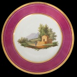 D. JOÃO VI - BARRA BORDEAUX - Prato Serviço Barra Bordeaux D. João VI. Porcelana possivelmente francesa, sem marca. Início do século XIX. Apresenta contorno dourado e aba em bordeaux e paisagem campestre na caldeira. Reproduzido a página 177 do livro Louça da Aristocracia No Brasil. 23 cm
