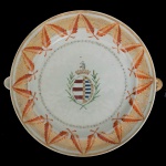 CONDE DE SARZEDAS - Raro réchaud do serviço do Conde de Sarzedas, Bernardo José Maria Da Silveira E Lorena (1756/1818), Capitão de Cavalaria, governador e Capitão Geral de São Paulo, governador e capitão geral de Minas Gerais, onde fundou a cidade de Campanha, conselheiro do Conselho Ultramarino, deputado da Junta do Tabaco, Vice-rei da Índia. Réchaud idêntico reproduzido a página 179 do livro As Companhias das Índias e a Porcelana Chinesa de Encomenda. Peça do mesmo serviço na página 149 do livro Louça da Aristocracia No Brasil. 24-5 cm x 4 cm.