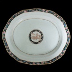 MARQUÊS DE BONFIM - Grande travessa em porcelana Cia das Índias do Serviço do Marquês De Bonfim, José Francisco De Mesquita, Visconde, Conde e Marques de Bonfim (1790/1873). Travessa apresenta borda recortada com friso dourado pretos salpicado de flores. No centro cercadura dourada preto com flores e paisagem lacustre em sépia. Peça do mesmo serviço reproduzida a página 114 do livro Louça da Aristocracia no Brasil. 40 cm x 33 cm.