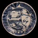CHINA. Séc. XIX - Medalhão em porcelana chinesa. Formato circular apresentando decoração em azul e branco com ilha, pagodes e personagens. Marca da manufatura no verso. 6 x 33 cm.