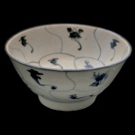 JAPÃO - Pequeno bowl em cerâmica japonesa tradicional do tipo Tobe especificamente produzida pelo forno Baizan. Apresenta o padrão floral conhecido como Nazuna, pintado à mão com tinta azul sobre fundo branco. Marca da manufatura no verso. 7 x 15 cm.