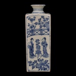 Vaso em porcelana chinesa. Formato quadrangular com design em azul sobre branco com personagens, pontes e árvore. Marca da manufatura no verso. 30 x 10 x 10 cm.