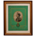 Gravura histórica colorida à mão de D. Pedro I, datada de cerca de 1818. O retrato mostra o Príncipe Real do Reino Unido de Portugal e do Brasil e Algarves de perfil. A imagem está emoldurada e apresenta um brasão imperial na parte inferior do painel verde. 34 x 26 cm (MI). 48 x 40 cm (ME).