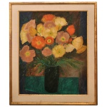 MARYSIA PORTINARI (Araçatuba, 1937)  Vaso de Flores. Apresenta flores em tons de laranja, amarelo e rosa em um vaso escuro sobre uma superfície verde. Óleo s/ tela. Ass. e datado 62, cid. 64 x 52 cm (MI). 80 x 70 cm (ME).  Natureza-morta com forte foco no uso lírico e texturizado da cor, característico da fase áurea da artista na década de 1960. Nascida em Araçatuba em 1937, Marysia Portinari é sobrinha do célebre pintor Candido Portinari e construiu uma sólida trajetória na arte brasileira, destacando-se fortemente por suas naturezas-mortas expressivas e composições florais marcadas por cores quentes e vibrantes.