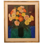 MARYSIA  Vaso de Flores. A composição apresenta um buquê vibrante de flores em um vaso escuro, contrastando com um fundo escuro e uma superfície azul. Óleo s/ tela. Ass. e datado 62, cid. 64 x 52 cm (MI). 80 x 70 cm (ME). Nascida em Araçatuba em 1937,  Marysia Portinari é sobrinha do célebre pintor Candido Portinari e construiu uma sólida trajetória na arte brasileira, destacando-se fortemente por suas naturezas-mortas expressivas e composições florais marcadas por cores quentes e vibrantes.
