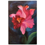 GUYER SALLES (1942)  Orquídea. Óleo s/ tela. Ass. cie. 80 x 50 cm. A pintura retrata uma única orquídea vibrante com pétalas em tons de rosa e vermelho contra um fundo escuro.