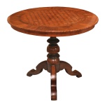 Mesa lateral italiana do século XIX, caracterizada por um riquíssimo tampo redondo trabalhado em marquetaria com padrões geométricos tridimensionais entrelaçados. Estrutura principal feita em madeira de nogueira (walnut), utilizando marqueterie de finas lâminas de madeiras contrastantes (como nogueira clara, escura e frutíferas) para criar o efeito óptico no tampo. Sustentada por um elegante pedestal central em forma de balaústre torneado, que termina em uma base tripé com três pernas curvas em formato de volutas 75 x 90 cm.