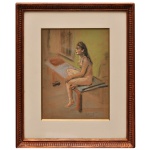 INNOCÊNCIO BORGHESE (São Paulo, 1897-1985) - Mulher Nua Sentada. Pastel s/ papel. Ass. e datado 1945, cid. 30 x 22 cm (MI). 48 x 40 cm (ME). A imagem retrata uma figura feminina nua sentada de perfil sobre uma bancada ou leito em um ambiente de ateliê. Utiliza tons terrosos suaves combinados com toques de azul e um fundo esverdeado luminoso, uma estética muito típica de seus estudos anatômicos e desenhos de modelo vivo de meados da década de 1940. Moldura clássica ornamentada em tom bronze dourado com passe-partout claro. Pintor, desenhista e artista plástico brasileiro.