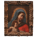 ESCOLA DE CUSCO. Final de Séc. XVIII / XIX - Madonna com o Menino Jesus. Óleo s/ tela.  40 x 30 cm (MI). 50 x 40 cm (ME). A obra apresenta uma moldura de madeira esculpida com motivos vegetais, comum em peças decorativas religiosas da época. O tema da "Madonna e o Menino" foi popularizado por pintores barrocos espanhóis e italianos, focando na doçura e familiaridade entre a Virgem Maria e Jesus.