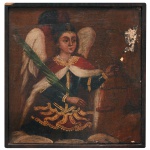 ARTE HISPANO COLONIAL Séc. XVIII - Arcanjo São Miguel com a balança da Justiça na mão. Óleo s/ tela. 20 x 18 cm. Trata-se de uma obra em pintura policrômica com detalhes dourados realizada sobre tela, A figura angélica apresenta vestes detalhadas e suntuosas com forte ornamentação broqueada em ouro (técnica conhecida como brocateado de oro), asas proeminentes e plumas no chapéu. O anjo segura uma palma em uma das mãos e uma balança na outra (símbolo de justiça e da pesagem das almas). Leves perdas de matéria na tela.