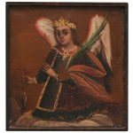 ARTE HISPANO COLONIAL Séc. XVIII - Arcanjo São Rafael segurando, em sua tradicional figuração bíblica, um peixe que tinha tentado atacar Tobias ao parar no rio Tigre. Óleo s/ tela. 19 x 18 cm. A obra apresenta os atributos tradicionais que permitem a identificação precisa deste arcanjo de acordo com o relato bíblico do Livro de Tobias. O Peixe: Segurado pelo arcanjo na mão direita, faz referência ao peixe que ele instruiu Tobias a capturar para curar a cegueira de seu pai, Tobit. O Ramo de Palma, carregada em seu braço esquerdo, simbolizando a vitória espiritual e a proteção divina aos viajantes. A Coroa de Louros, adornando a cabeça do anjo, reforçando seu status celestial e vitorioso. As túnicas escuras ricamente decoradas com detalhes em ouro refletem a forte influência do barroco. Moldura em madeira escurecida.