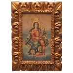 ESCOLA DE CUSCO. Final do Séc. XVIII / XIX -  retratando Madona com o menino Jesus, ricamente realçada por detalhes dourados.  31 x 19 cm (MI). 46 x 34 cm (ME). Moldura em madeira esculpida com volutas. Leves defeitos na pintura. Esse estilo é famoso por fundir a iconografia católica europeia com a sensibilidade e técnicas de artistas indígenas andinos. Uma marca registrada desta escola colonial é o uso do brocateado de ouro. Trata-se da aplicação detalhada de folhas de ouro sobre as vestes da Virgem e do Menino, criando ricos padrões geométricos e florais em alto-relevo. O quadro está abrigado em uma imponente moldura de madeira ricamente entalhada e dourada, ornada com volutas e motivos florais que complementam a suntuosidade sacra da pintura colonial.