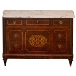 Bela cômoda francesa neoclássica, estilo Louis XVI, em madeira nobre, realçada por painéis em rádica e ornamentos em marqueterie. Tampo retangular em mármore rajado claro, com laterais onduladas. Tampo em mármore rajado cinza apoiado em caixa reta. Frente apresentando vão central com 3 prateleiras encimadas por pequena gaveta, e laterais com 4 gavetões superpostos. Saia recortada e apoiada nas quinas sobre pernas suavemente curvilíneas. Apresenta design retilínea com uma estrutura retangular limpa e simétrica. A frente apresenta painéis contrastantes criados com lâminas de madeiras nobres, emoldurados por finos filetes claros que delimitam as gavetas.   A sustentação é feita por pernas retas que afunilam em direção à base (pés em piramidais invertidos). Destaca-se um medalhão central com intrincados arabescos dourados que servem como ponto focal visual da peça. 83 x 122 x 47 cm.