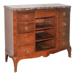Elegante cômoda francesa, estilo Transição Louis XVLouis XVI, em madeira nobre realçada por placage com belos veios naturais. Tampo em mármore rajado cinza apoiado em caixa reta. Frente apresentando vão central com 3 prateleiras encimadas por pequena gaveta, e laterais com 4 gavetões superpostos. Funciona tanto como cômoda de armazenamento quanto como uma pequena escrivaninha ou organizador. A gaveta superior central desliza para fora ou abre como uma aba, revelando nichos e prateleiras internas para documentos. Possui seis gavetas organizadas verticalmente (três de cada lado), decoradas com puxadores clássicos em bronze. Revestida com marchetaria geométrica refinada e suportada por elegantes pernas recurvadas em estilo cabriolet na base. 104 x 125 x 37 cm.
