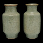 Par de vasos em porcelana chinesa, revestidos por cobertas celadon de cor verde água com craquelê do tipo Guan. Bojos cilíndricos, encimados por bordas em corneta e apoiados em bases retraídas circulares. Séc. XX. 20 x 10 cm.