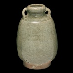 CHINA. Séc. XIX. - Pote levemente cônico em porcelana chinesa, revestido por coberta celadon de cor esverdeada. Bojo abaulado encimado por pequeno gargalo e argolas laterais. Base retraída circular. 12 x 6 cm.