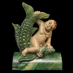 CHINA. Séc. XIX / XX - Telha de cumieira em porcelana chinesa, ornadas por esmaltes verdes e creme. Apresentam bases arqueadas, ornamentadas por figuras de meninos montados sobre carpas. 33 x 25 x 13 cm. Ponta do rabo do peixe quebrado / bicado.