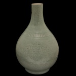 CHINA. Séc. XVIII - Vaso balaústre em porcelana chinesa, revestido por coberta celadon de cor esverdeada, decorado por frisos moldados e incisos. Bojo abaulado, ornamentado por medalhão estilizado à frente e encimado por faixas geométricas. Base circular e retraída. 43 x 28 cm.