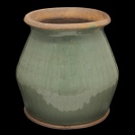 CHINA. Final séc. XVII / Séc XVIII - Pequeno pote em porcelana chinesa, de formato balaústre, revestido por coberta celadon de cor verde água. Bojo abaulado e ornado por discretos sulcos verticais incisos. Borda revirada e saliente. Base retraída circular. 30 x 28 cm.