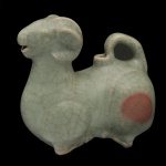 Incensório em porcelana chinesa, moldado no formato de cabrito montês agachado, revestido por coberta celadon verde água com craquelê do tipo Guan. Apresenta na parte traseira mancha decorativa de cor vermelha.13 x 13 x 7 cm. Peça moderna e decorativa.