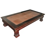 Mesa de centro de estilo chinês, frequentemente chamada de mesa "Kang" ou "Ópio", com um tampo de vime embutido. Feita em madeira de olmo  com acabamento laqueado escuro e um painel central de vime. Apresenta pernas curvadas características, inspiradas em designs tradicionais. Este tipo de móvel é originário do norte da China e remonta ao século XX. 45 x 214 x 116 cm.  Este lote encontra-se no  Jardim Europa, SP., não desce pelo elevador, precisa ser içado. e deverá ser retirado no local com agendamento prévio e antecedência, no nosso escritório do leilão. Telefone 11.5044.1228