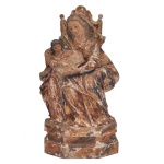 Sant'Ana Mestra ensinando a Virgem Maria em madeira policromada e dourada. Sant'Ana aparece sentada em uma cadeira com espaldar alto (estilo trono) amparando a Virgem Maria na infância. Juntas, elas seguram o livro aberto da doutrina ou sagradas escrituras. Trata-se de uma peça de arte sacra colonial brasileira, característica do estilo Barroco. Apresenta entalhe em madeira com resquícios de policromia (tons de azul, vermelho e douramento), exibindo desgastes naturais causados pelo tempo nas vestes e na base entalhada. 31 x 16 x 13 cm