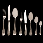 CHRISTOFLE , France. Modelo Perles - Faqueiro francês em metal espessurado a prata. Marcas da Maison nas peças. Constando de 216 peças, sendo: 26 garfos p/ carne, 28 facas p/ carne, 30 colheres p/ sopa, 28 garfos p/ sobremesa, 28 facas p/ sobremesa, 20 colheres p/ sobremesa. 32 colheres p/ chá, 18 colheres p/ café, 5 facas para peixe e 1 espátula.