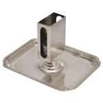 Mappin & Webb. Cinzeiro combinado com porta-caixas de fósforos de mesa, fabricada em prata de lei Ssterling. Fabricado pela renomada marca de luxo britânica Mappin & Webb. Produzido na cidade de Birmingham no ano de 1937. A bandeja na base serve como cinzeiro, enquanto a estrutura vertical elevada segura firmemente uma caixa de fósforos tradicional, deixando as laterais livres para riscar o fósforo. 9 x 14 x 14 cm. Peso 220 gramas.
