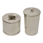 Conjunto de 2 potes com tampa em metal espessurado a prata de formato cilíndricos, sendo um pote para mel e um para açúcar da manufatura nacional St. James.