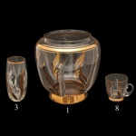 Conjunto de 1 poncheira, 3 copos e 8 canecas em vidro translúcido com detalhe em dourado. Recipiente decorativo e utilitário usado para servir ponche ou outras bebidas. Apresenta um corpo arredondado em vidro translúcido, ricamente adornado com detalhes e frisos filetados a ouro, além de motivos florais ou fitomorfos, lapidados e dourados. 23 x 22 cm (poncheira)