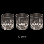 STRAUSS  Diamond Collection. Conjunto de 12 copos em cristal para uísque. conhecido como On The Rocks caracterizadas por suas lapidações de linhas retas e bases reforçadas. Marca da Cristallerie no verso dos copos. 9 x 9 cm.