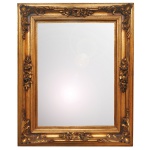 Espelho clássico com moldura dourada ornamentada, que combina uma estrutura externa retangular com uma abertura interna também retangular. Mm item decorativo de estilo antigo, rococó. Molduras desse tipo apresentam detalhes entalhados em relevo, geralmente com motivos florais, ramos ou arabescos.