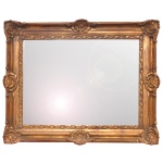 Espelho de parede retangular em estilo barroco. Possui uma moldura ornamental robusta com acabamento dourado envelhecido e detalhes entalhados que remetem ao design clássico e rococó francês.