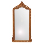 Espelho de parede clássico com moldura em madeira entalhada, apresentando um topo arqueado e detalhes ornamentados em estilo barroco. Necessita de restauros na base inferior.