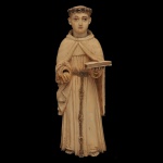 Escultura religiosa de Santo Antônio, esculpida em marfim. Pertence à vertente da arte sacra indo-portuguesa do século XVIII. Esse tipo de imaginária funde a iconografia católica europeia com as técnicas refinadas de artesãos asiáticos das colônias. O santo é retratado de pé com o tradicional hábito franciscano e o cordão de nós na cintura. Ele segura um livro na mão esquerda (um de seus atributos clássicos que simboliza a doutrina e a pregação). Nota-se que a imagem perdeu a pequena figura articulada do Menino Jesus, que originalmente ficava posicionada sobre o livro, restando apenas o suporte ou pequenas marcas na superfície.